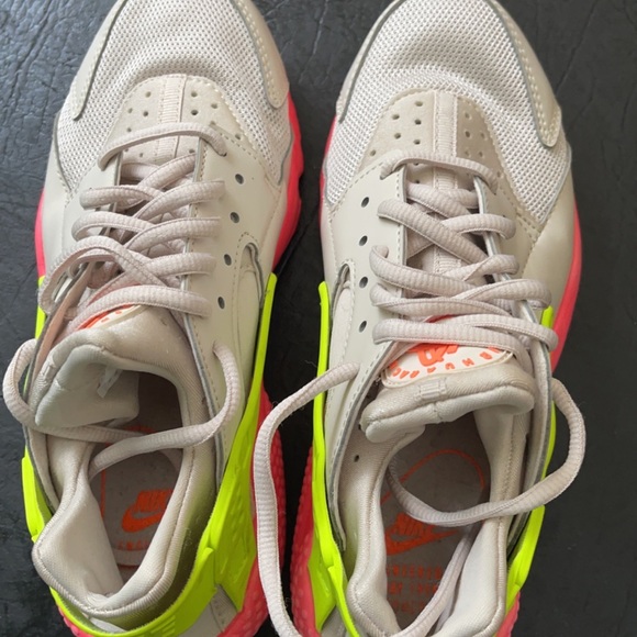 Nike Air Huarache Run
Desert Sand Volt-Hot Punch (Women's) - Picture 3 of 6